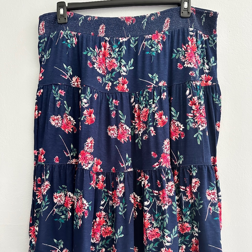 ST. JOHN'S BAY FLORAL SKIRT IN NAVY